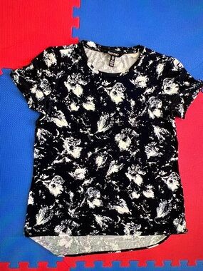 Ellen Tracy Black & White Abstract Short Sleeve Tee
